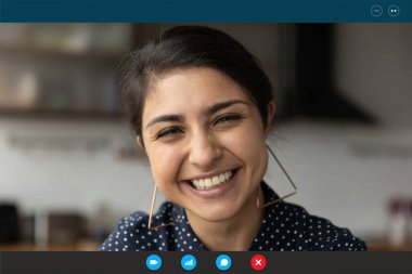 İnternette sohbet eden gülümseyen Hintli kadın portresi