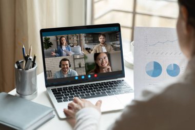 Çevrimiçi iş arkadaşlarıyla iş kadını beyin fırtınası projesini kapat