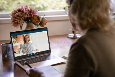 Arka plan görüntüsü, yetişkin bir kadının Webinar izlemesi, dil öğrenmesi.