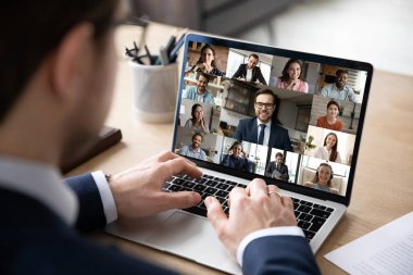 Çevrimiçi konferansa katılan dikiz görüşlü iş adamı
