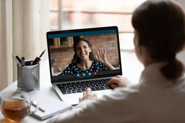 Rückansicht Nahaufnahme von Freunden, die online chatten, Videoanrufe tätigen — Stockfoto