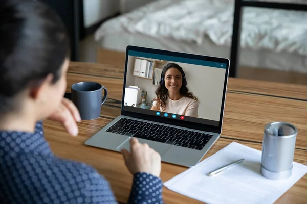 Vista posteriore Indiano business woman chatta con il collega, utilizzando il computer portatile — Foto Stock