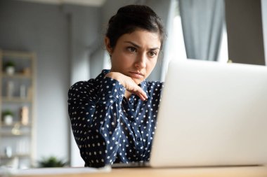 İş kadını dizüstü bilgisayarda e-posta okuyor. Arama sorunu çözümü endişeli