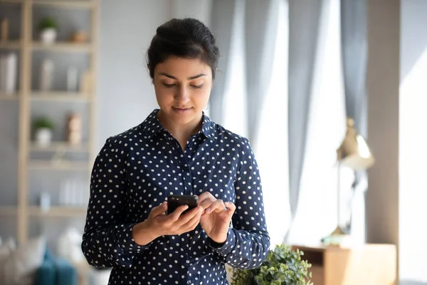 Indian businesswoman gospodarstwa nowoczesny smartfon uczyć się nowych aplikacji mobilnych biznesu — Zdjęcie stockowe
