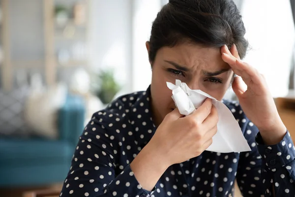 Gros plan malade indienne femme soufflant du nez dans serviette en papier — Photo