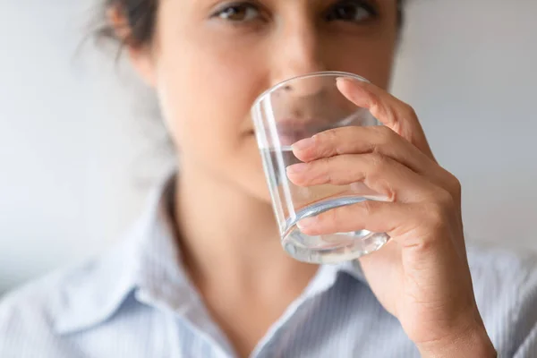 Zbliżył się strzał Indianin kobieta pije naturalną wodę — Zdjęcie stockowe