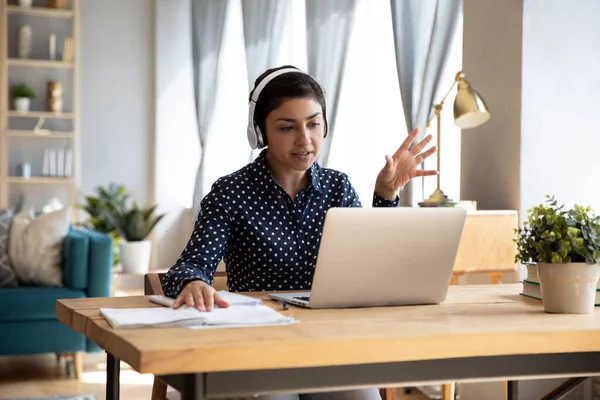 Estudante indiano usar fones de ouvido usar laptop e-learning remotamente por videocall — Fotografia de Stock