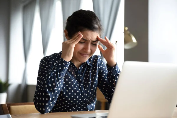 Mujer se siente mal frotar templos que tienen dolor de cabeza después del uso de la computadora portátil — Foto de Stock