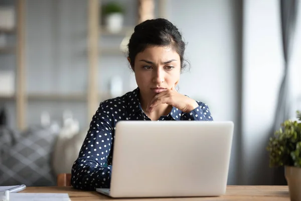 严重皱眉的印第安女人在笔记本电脑上看到电子邮件时感到很担心 — 图库照片