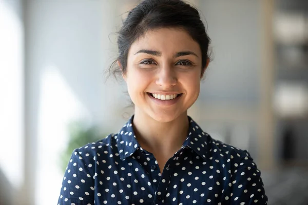 Fejlövés portré vonzó mosolygós indiai lány néz kamera — Stock Fotó