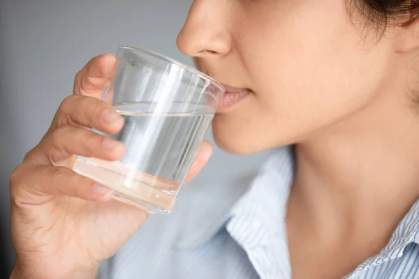 Detailní dívka držet skleněné nápoje stále voda snižuje žízeň — Stock fotografie