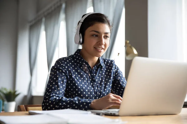 Indian businesswoman wearing headphones lead negotiations through videoconference call — Stock Photo, Image