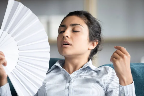 Indische Frau mit geschlossenen Augen benutzt Ventilatorkühlung fühlt sich überhitzt — Stockfoto