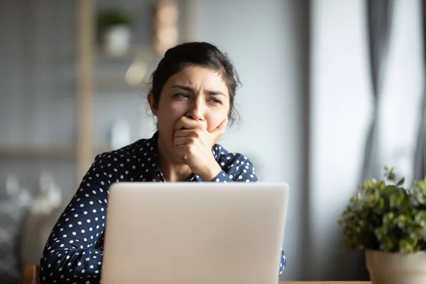 Indian employee sitting at desk yawning feels unmotivated and tired — Stock Photo, Image