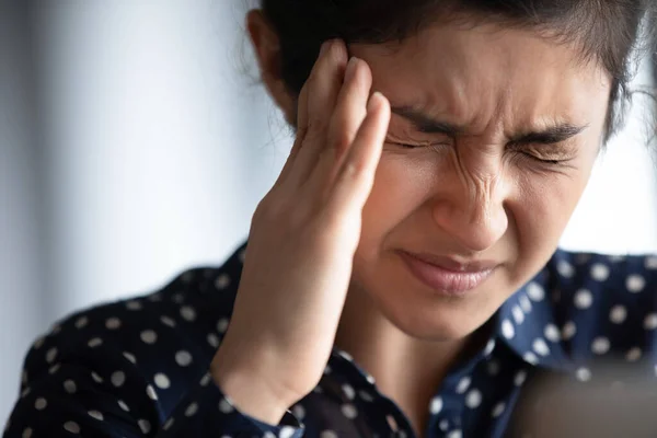 Szoros kilátás ráncolja az arcát az indiai nő érzés erős fejfájás — Stock Fotó