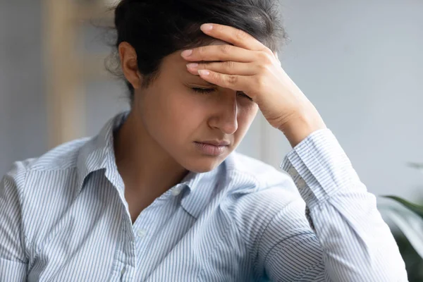 Mujer india molesto sufre de dolor de cabeza ojos cerrados tocar la frente — Foto de Stock