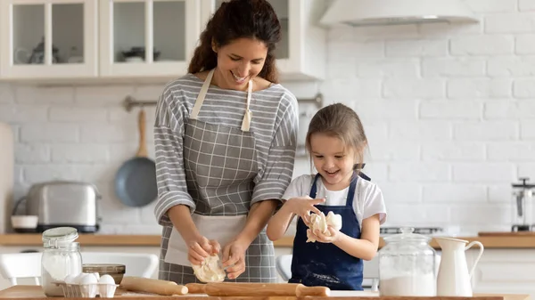 Gelukkig moeder en dochtertje kneden deeg, bakken samen — Stockfoto