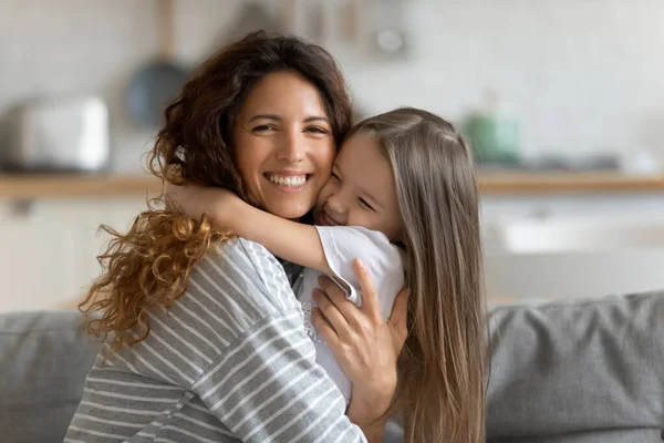 Cabeza retrato sonriente amorosa madre abrazando a la pequeña hija — Foto de Stock