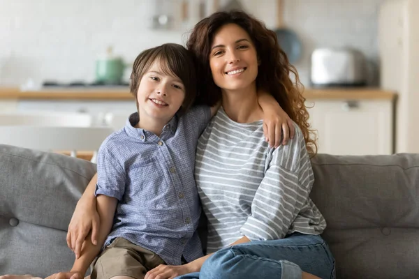 Retrato de família sorrindo jovem mãe e adorável filho abraçando — Fotografia de Stock