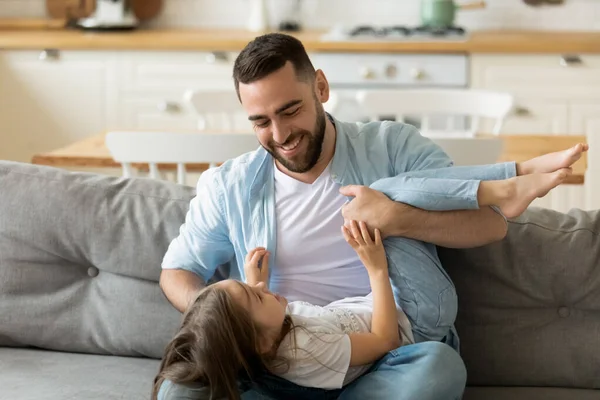 Glad ung far leker med bedårande liten dotter hemma — Stockfoto