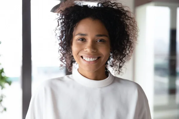 Primer plano retrato de sonriente joven mujer de negocios afroamericana. —  Fotos de Stock