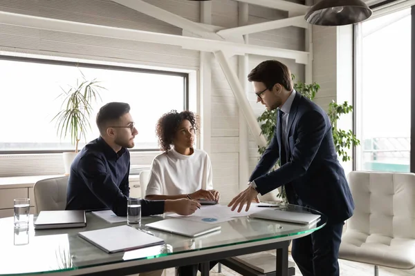 Gente de negocios multirraciales negociando en oficina moderna. — Foto de Stock