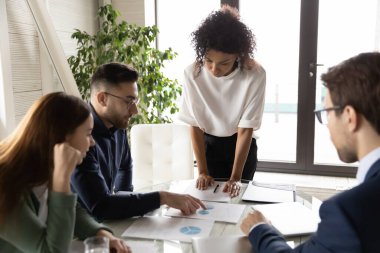 Genç Ortadoğu Arap etnik kökenli erkek çalışan araştırma sonuçlarını açıklıyor.