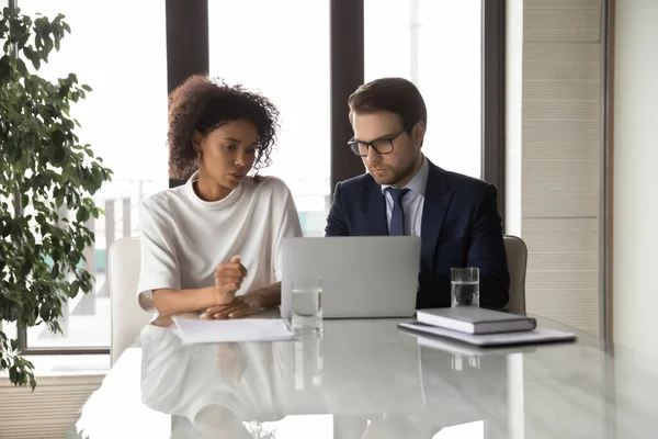 Diverse Geschäftsleute planen Wachstumsstrategie bei Treffen. — Stockfoto