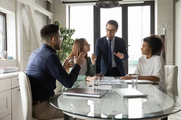 Seriöser junger männlicher Firmenchef erklärt Entwicklungsstrategie. — Stockfoto