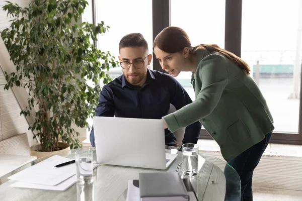 Profesionales diversos administradores multirraciales involucrados en el desarrollo de proyectos. — Foto de Stock