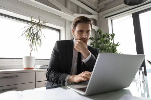 Omtenksom ung leder finner problemløsning. – stockfoto