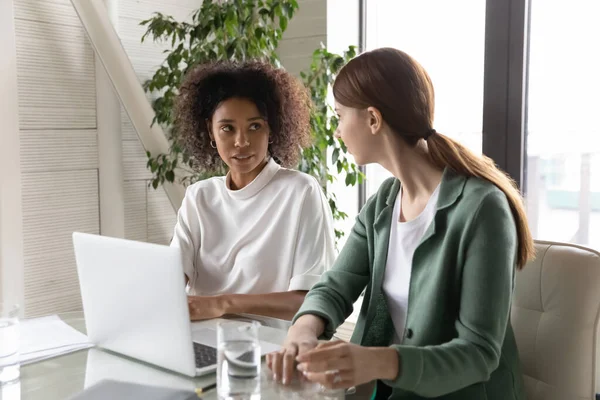 Fokussierte Kollegen diskutieren Online-Projektprobleme. — Stockfoto