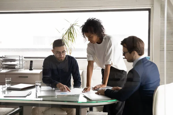 Focused young skilled african american businesswoman discussing salles with colleagues. — Stock Photo, Image