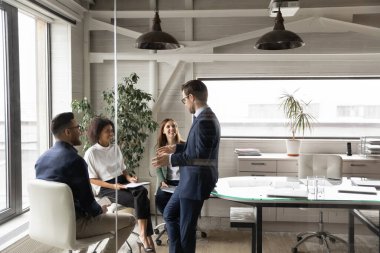 Genç ve mutlu melez takım arkadaşları liderleriyle eğleniyor..