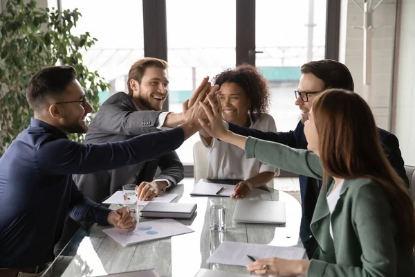 Överlycklig ung blandras affärsmän ger high five. — Stockfoto