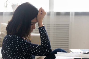 Mutsuz Asyalı kadın iflastan muzdarip internetten ödeme yapıyor.