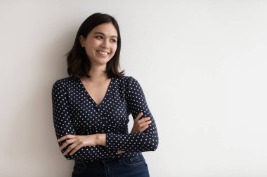Gülümseyen Asyalı kız uzaktaki planlara bak.