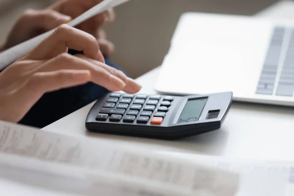 Primo piano della donna calcolare le spese finanziarie sulla macchina — Foto Stock