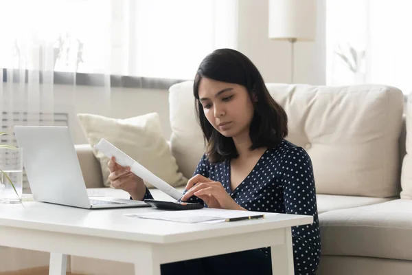 Jovem mulher asiática gerenciar orçamento calcular finanças — Fotografia de Stock