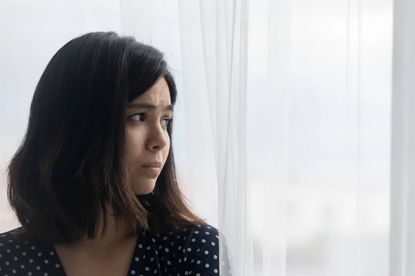 Несчастная молодая азиатка смотрит вдаль в траур — стоковое фото