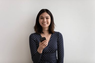 Akıllı telefon kullanan mutlu Asyalı kızın portresi