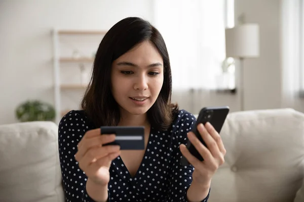 Giovane donna asiatica pagare online con carta di credito — Foto Stock