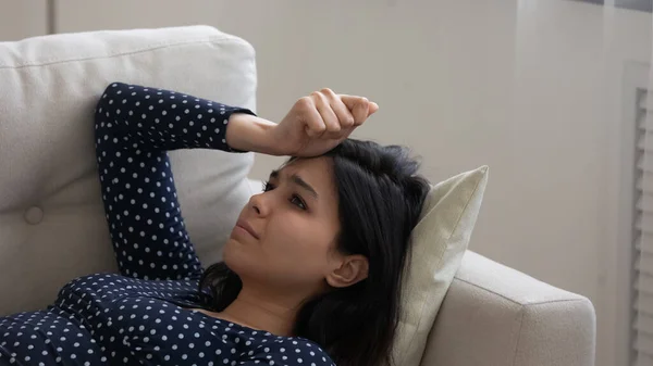 Infelice asiatico donna piangere sentire solitario a casa — Foto Stock