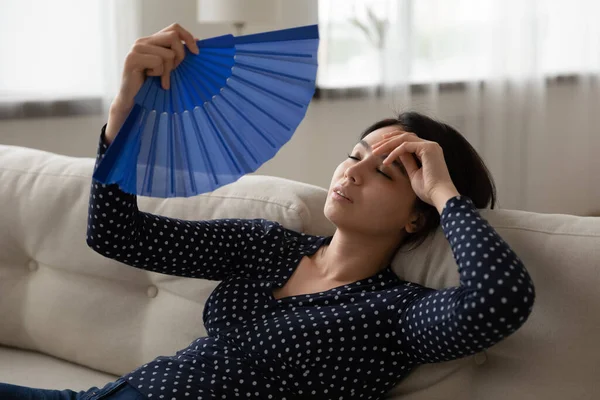 Ovälmående asiatisk kvinna använder Waver lider av värmeslag — Stockfoto