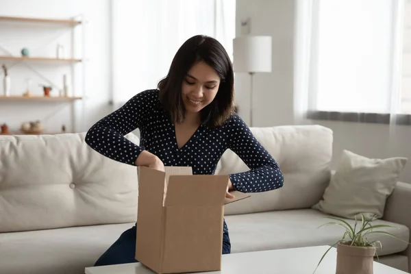 Happy asijské žena vybalit box s internetovou objednávkou — Stock fotografie