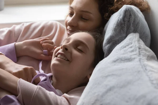 Ibu bahagia dan putri remaja bersantai di rumah bermimpi — Stok Foto
