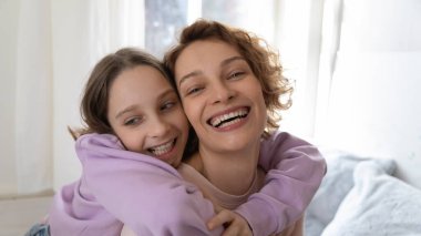 Mutlu anne ve genç kızın kucaklaşmasının geniş bir portresi