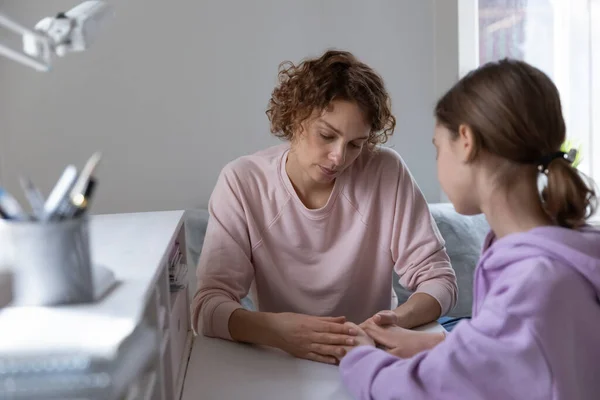 Szerető anya vigasz szomorú tini lány harc után — Stock Fotó