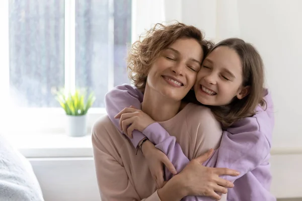Feliz adolescente filha abraço mãe mostrando amor e cuidado — Fotografia de Stock