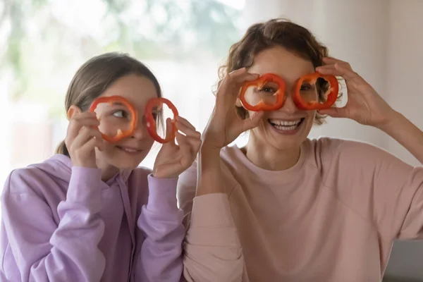 Retrato de mãe sorridente e filha adolescente se divertir cozinhar — Fotografia de Stock